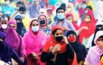 বাংলাদেশের গার্মেন্টস কারখানায় শ্রমিক ছাঁটাই ও চাকরি হারানোর কারণে উদ্বিগ্ন শ্রমিকদের প্রতীকী দৃশ্য