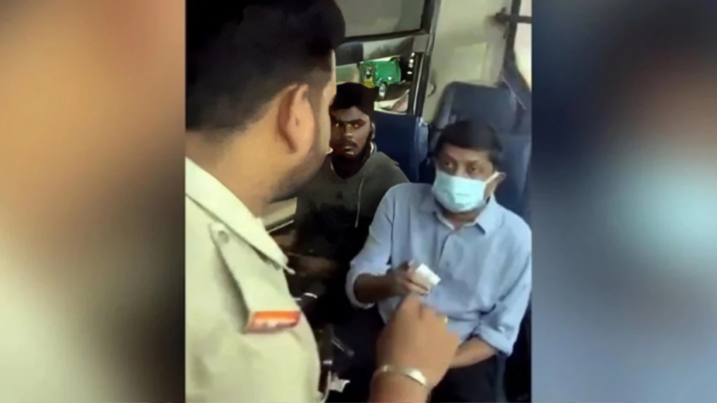 ছদ্মবেশেও রক্ষা মিলল না: খুচরা না থাকায় বাস থেকে মন্ত্রীকে নামিয়ে দিলেন কন্ডাক্টর