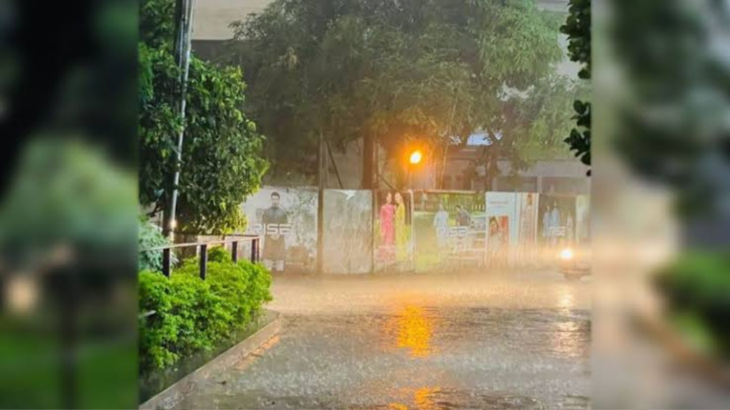 মুষলধারে বৃষ্টিতে অচল রাজধানী ঢাকা