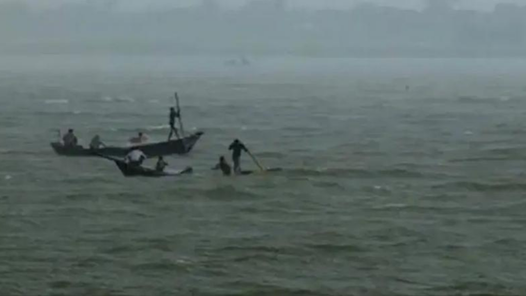 পদ্মায় নৌকাডুবি: সীমান্তে ভেসে যাওয়া ১০ বাংলাদেশিকে উদ্ধার করল বিএসএফ