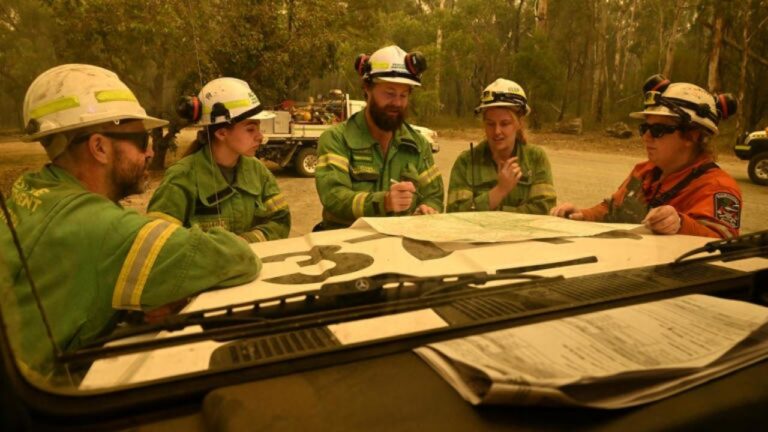 Residents Granted Brief Return to Collect Belongings Amidst Victoria Bushfires