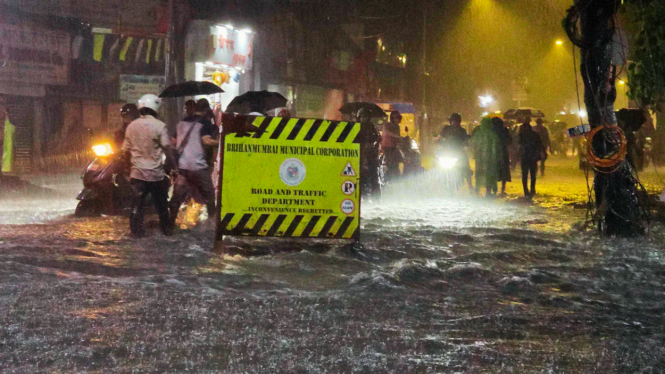 Early Monsoon Floods Drench Mumbai as Heavy Rains Hit Two Weeks Ahead ...