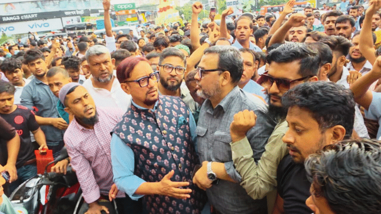 Chattogram Mayor Warns Hawkers of Eviction Before 4 PM at New Market Intersection