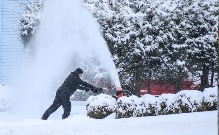 Snowstorm Disrupts Holiday Travel Across Northeast and Great Lakes