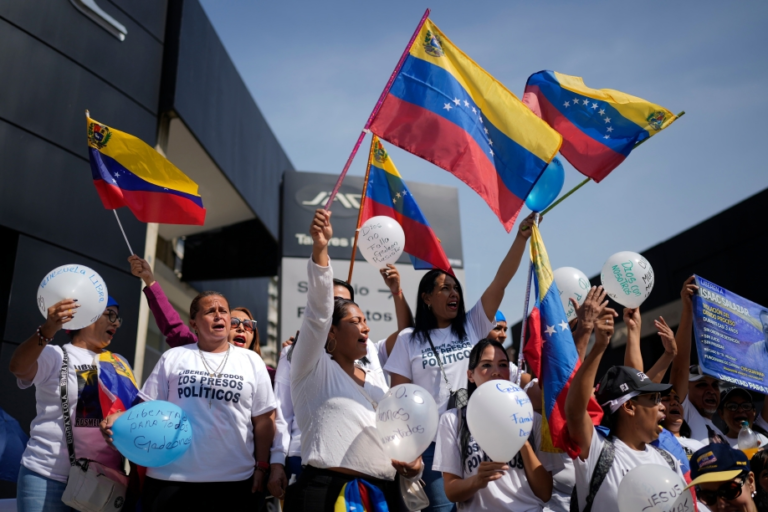 Families of Venezuelan Political Prisoners Rally Outside Helicoide: “Freedom, Now!”