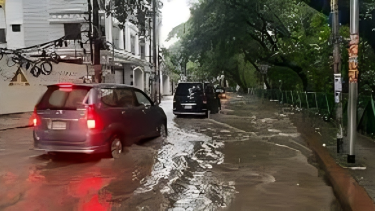 Heavy Rainfall Brings Morning Chaos to Dhaka After a Night of Humidity