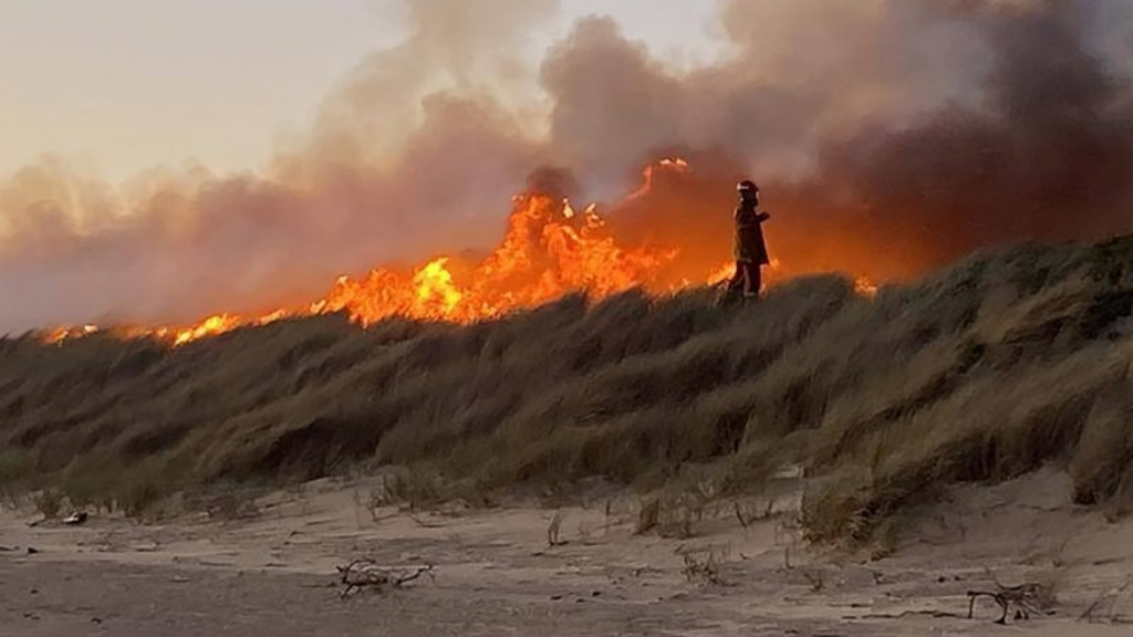 Tasmania Bushfire Threat Returns as Dolphin Sands Residents Told to Act Now