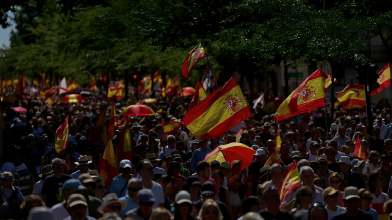 Tens of Thousands March in Madrid Demanding PM Pedro Sánchez Resign Amid Expanding Corruption Scandals