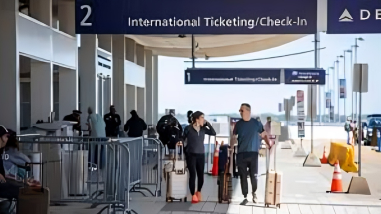 US Extends Ebola Travel Ban to Green Card Holders as Outbreak Risk Intensifies