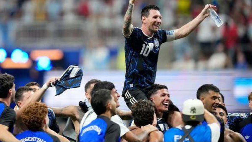 Messi Lookalike Sparks Frenzy in Times Square as Fans Unite Before World Cup Final