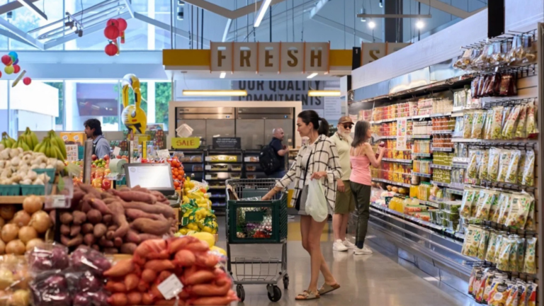 US Growth Slows Unexpectedly as Consumers Keep Spending Through Global Turmoil