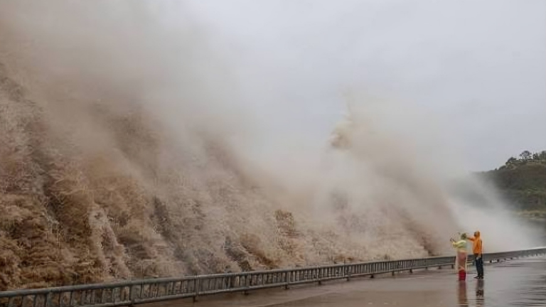 Typhoon Dolphin Slams Inland China as Extreme Rainfall Triggers Widespread Emergency Alerts