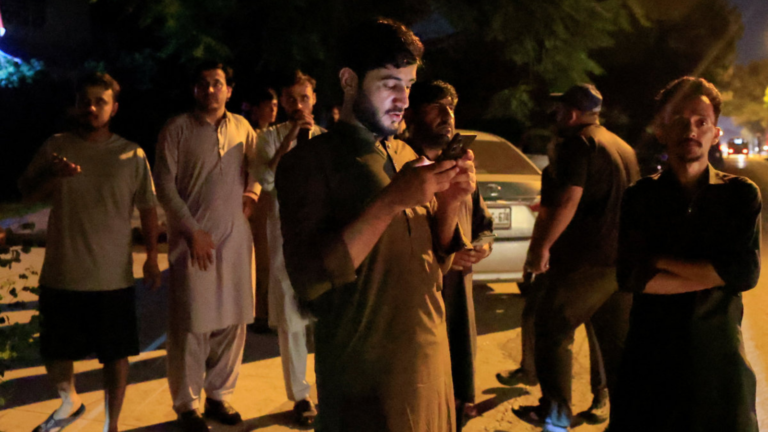 Imran Khan Returned to Jail After Court‑Ordered Hospital Visit as Supporters Rally Outside Clinic