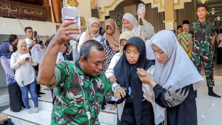 Indonesia’s Free School Meals Program Under Fire as Nearly 2,000 Fall Ill in Suspected Food Poisoning Outbreaks