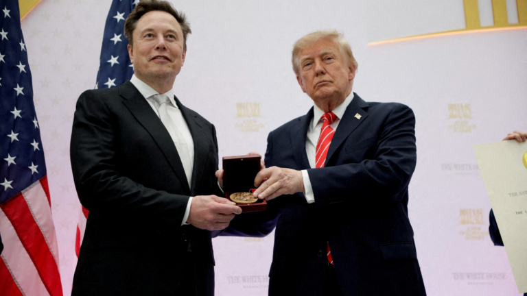 Trump Says Musk Restored Ukraine’s Starlink Access Amid Battlefield Communications Dispute