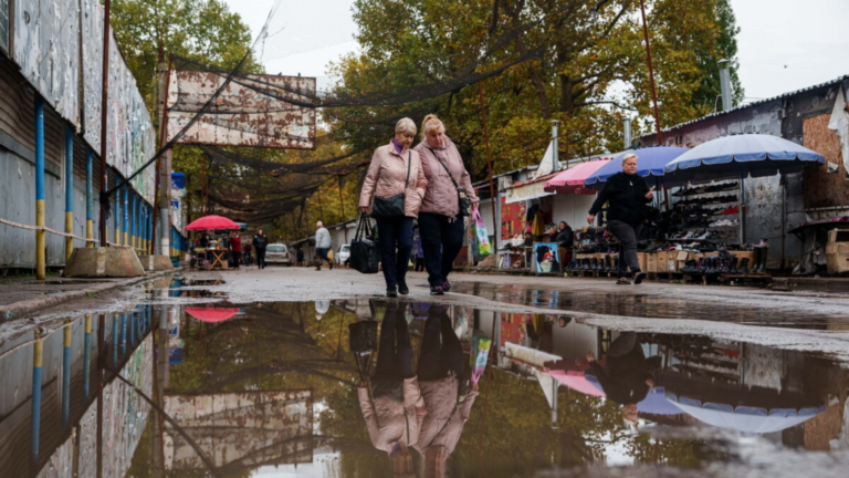 Oleshky Residents Reach Ukraine After Evacuation From War-Torn Russian-Occupied City